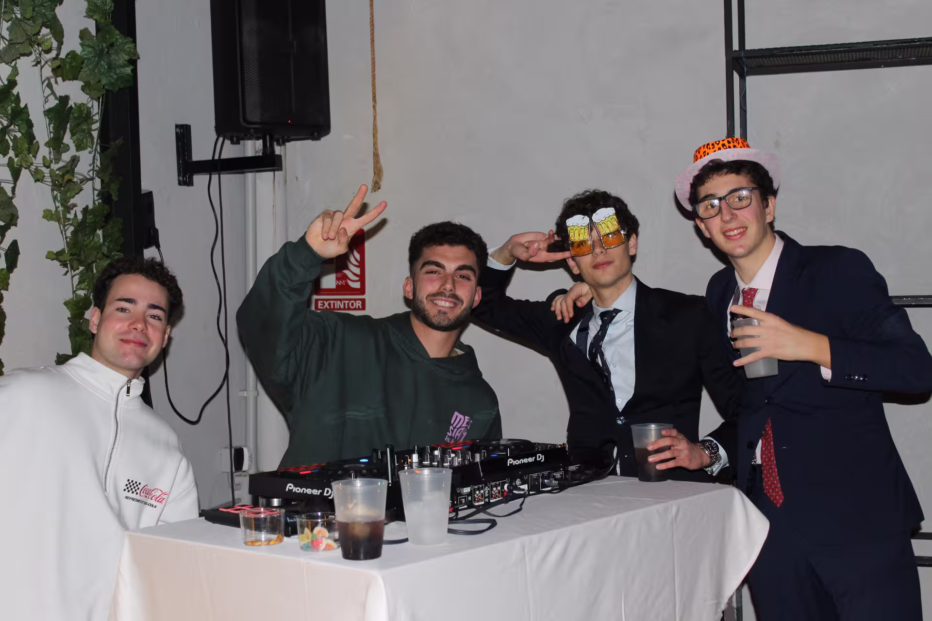 DJ e invitados disfrutando de la música